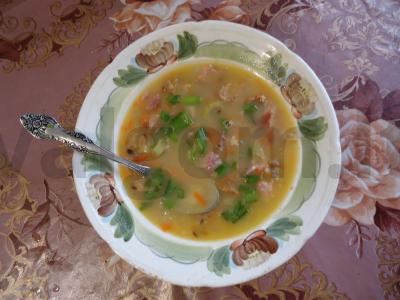 Žirnių ir lęšių sriuba su rūkyta mėsa pagrindine nuotrauka