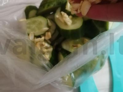 Marinuoti agurkai maišelyje Žingsnis 3