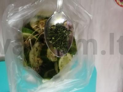 Marinuoti agurkai maišelyje Žingsnis 4