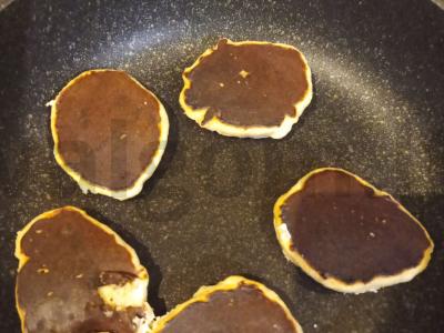 Dietiniai bananų blyneliai pagrindine nuotrauka