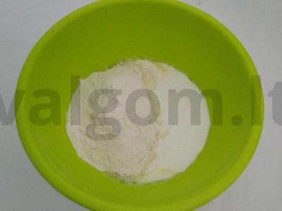 Kefyro blyneliai su raudonaisiais serbentais ir obuoliais Žingsnis 1