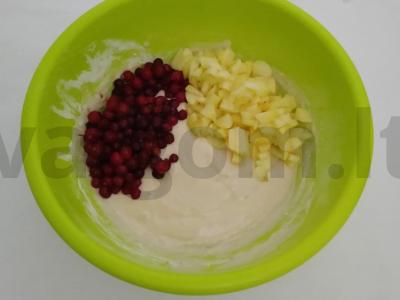 Kefyro blyneliai su raudonaisiais serbentais ir obuoliais Žingsnis 2