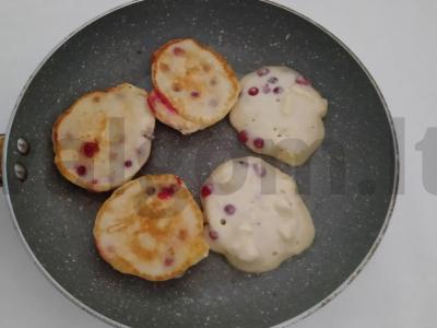 Kefyro blyneliai su raudonaisiais serbentais ir obuoliais Žingsnis 3