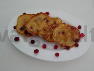 Kefyro blyneliai su raudonaisiais serbentais ir obuoliais pagrindine nuotrauka