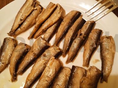 Žuvies salotos su šprotais, kiaušiniais, agurkais ir sūriu Žingsnis 1