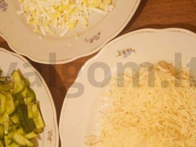 Žuvies salotos su šprotais, kiaušiniais, agurkais ir sūriu Žingsnis 2