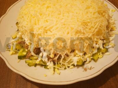 Žuvies salotos su šprotais, kiaušiniais, agurkais ir sūriu Žingsnis 3