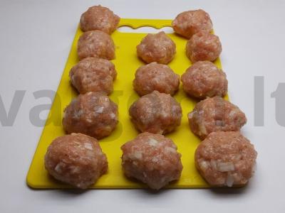 Auksiniai mėsos kukuliai grietinės padaže Žingsnis 1