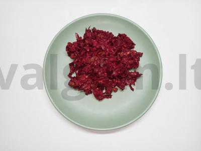 Naudingos burokėlių salotos su sultenėmis pagrindine nuotrauka