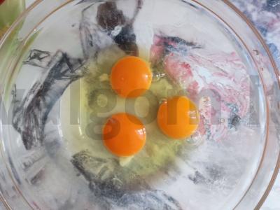 Traški charlotte multicooker keptuvėje Žingsnis 1