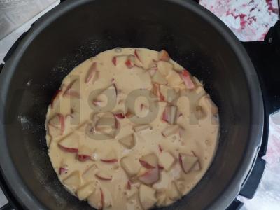 Traški charlotte multicooker keptuvėje Žingsnis 9