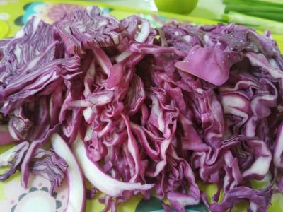 Lengvos salotos su kopūstais, agurkais ir obuoliais Žingsnis 1