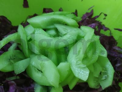 Lengvos salotos su kopūstais, agurkais ir obuoliais Žingsnis 2