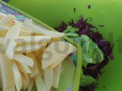 Lengvos salotos su kopūstais, agurkais ir obuoliais Žingsnis 3