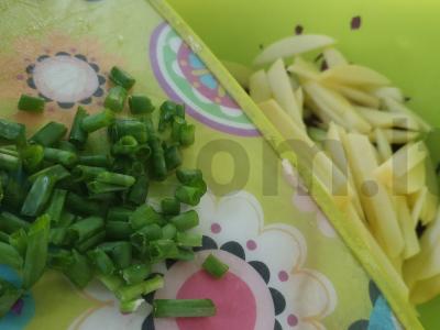 Lengvos salotos su kopūstais, agurkais ir obuoliais Žingsnis 4