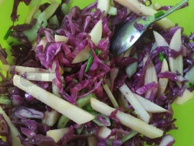 Lengvos salotos su kopūstais, agurkais ir obuoliais Žingsnis 5