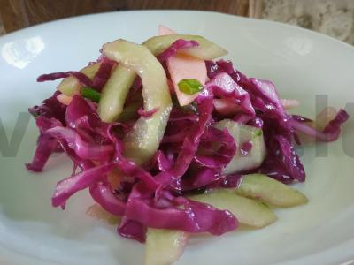 Lengvos salotos su kopūstais, agurkais ir obuoliais pagrindine nuotrauka