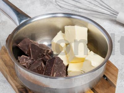 Keksiukas su vyšniomis, karčiuoju ir pienišku šokoladu Žingsnis 1