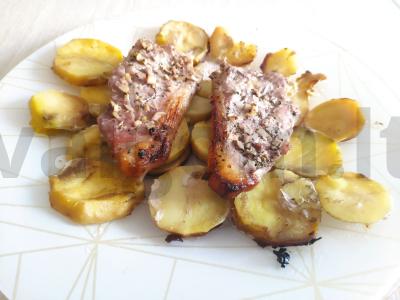 Kiauliena granatų padaže pagrindine nuotrauka
