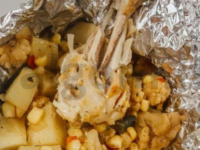 Blauzdelė, kepta ant daržovių pagalvės pagrindine nuotrauka