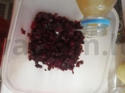 Vinaigrette su marinuotais agurkais ir žirneliais Žingsnis 2