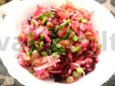 Vinaigrette su marinuotais agurkais ir žirneliais pagrindine nuotrauka