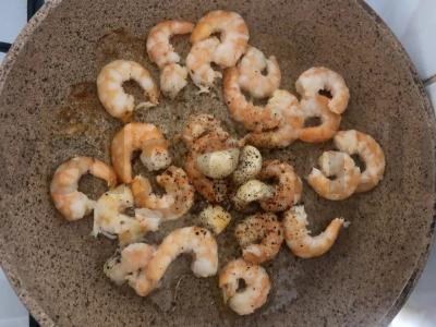 Išskirtiniai makaronai su jūros gėrybėmis, sūriais ir vyšniniais pomidorais Žingsnis 1