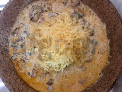 Išskirtiniai makaronai su jūros gėrybėmis, sūriais ir vyšniniais pomidorais Žingsnis 2