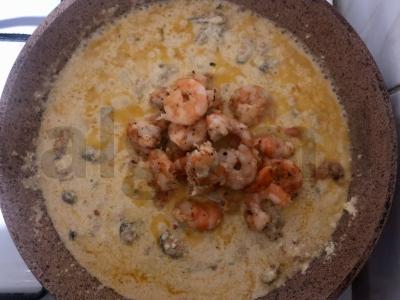 Išskirtiniai makaronai su jūros gėrybėmis, sūriais ir vyšniniais pomidorais Žingsnis 3