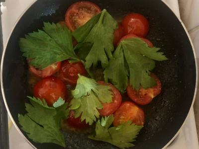 Išskirtiniai makaronai su jūros gėrybėmis, sūriais ir vyšniniais pomidorais Žingsnis 4