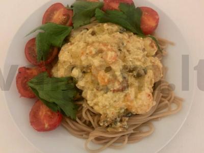 Išskirtiniai makaronai su jūros gėrybėmis, sūriais ir vyšniniais pomidorais pagrindine nuotrauka