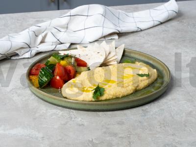 Humusas su kukurūzais pagrindine nuotrauka