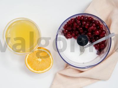 Spanguolių ir apelsinų uogienė Žingsnis 1