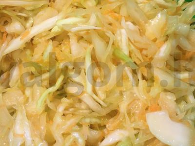 Vitaminų salotos su kopūstais ir morkomis pagrindine nuotrauka