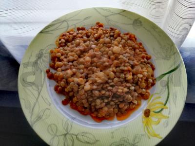 Lęšiai pomidorų padaže su svogūnais pagrindine nuotrauka