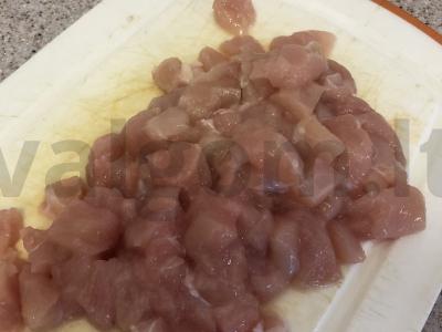 Susmulkinti vištienos kotletai su sūriu prieskoniuose Žingsnis 1