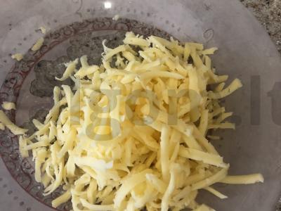 Susmulkinti vištienos kotletai su sūriu prieskoniuose Žingsnis 2