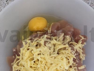 Susmulkinti vištienos kotletai su sūriu prieskoniuose Žingsnis 3