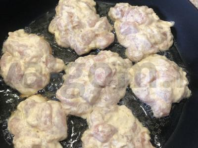 Susmulkinti vištienos kotletai su sūriu prieskoniuose Žingsnis 5