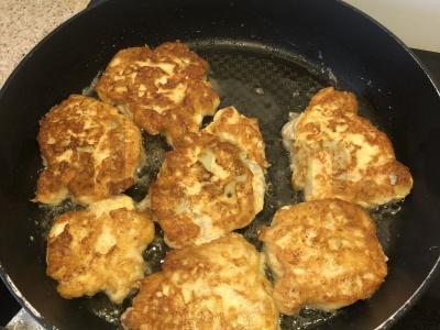 Susmulkinti vištienos kotletai su sūriu prieskoniuose Žingsnis 6