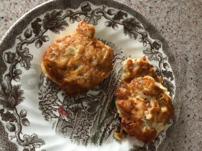 Susmulkinti vištienos kotletai su sūriu prieskoniuose pagrindine nuotrauka