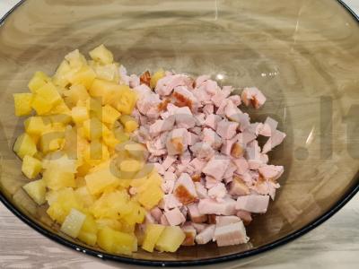 Salotos "Chicken Ryaba" su rūkyta krūtinėle ir ananasais Žingsnis 1