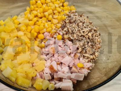 Salotos "Chicken Ryaba" su rūkyta krūtinėle ir ananasais Žingsnis 2