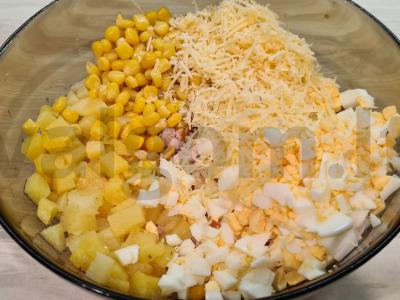 Salotos "Chicken Ryaba" su rūkyta krūtinėle ir ananasais Žingsnis 3