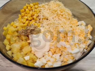 Salotos "Chicken Ryaba" su rūkyta krūtinėle ir ananasais Žingsnis 4