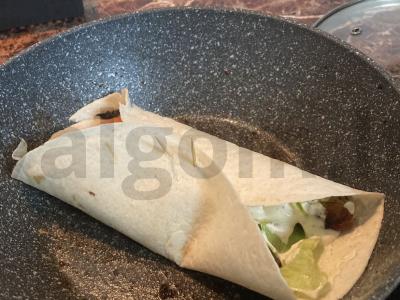 Naminė šavarma su kiauliena, sūriu, daržovėmis ir grietine Žingsnis 5