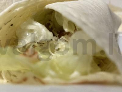 Naminė šavarma su kiauliena, sūriu, daržovėmis ir grietine pagrindine nuotrauka