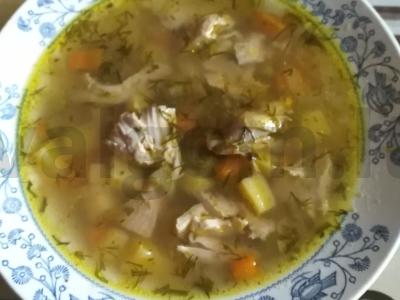 Kalakutienos sriuba su žaliaisiais žirneliais pagrindine nuotrauka