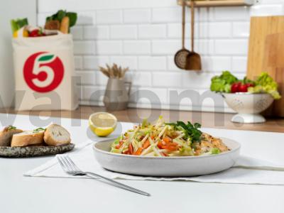Greitos kalakutienos ir avokadų salotos pagrindine nuotrauka