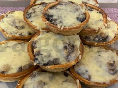 Julienne su grietinėle tartaletėse pagrindine nuotrauka